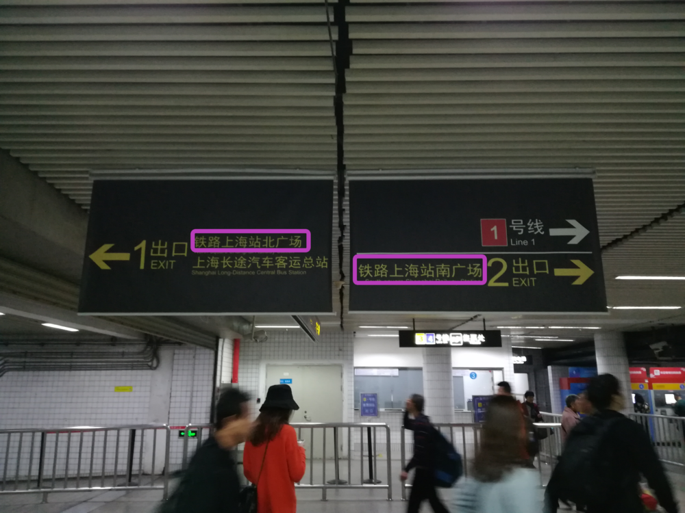 北広場に向かうための案内掲示板を撮影した写真
