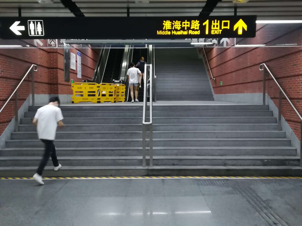 日中にエスカレーター点検をしている様子の写真