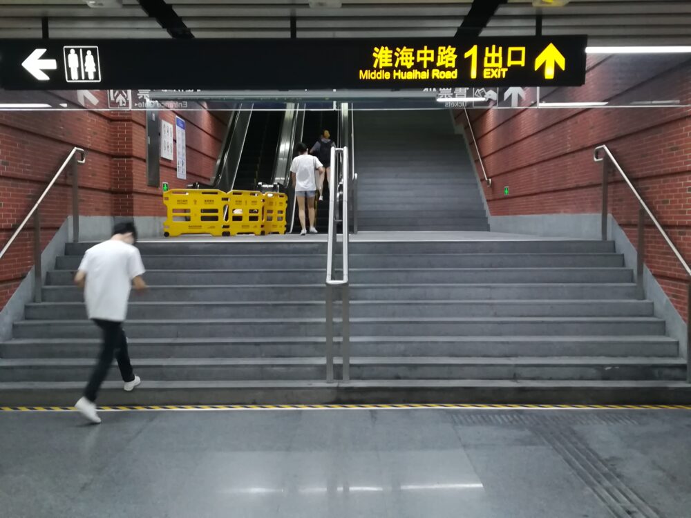 上海地下鉄で日中にエスカレーター点検をしている様子の写真