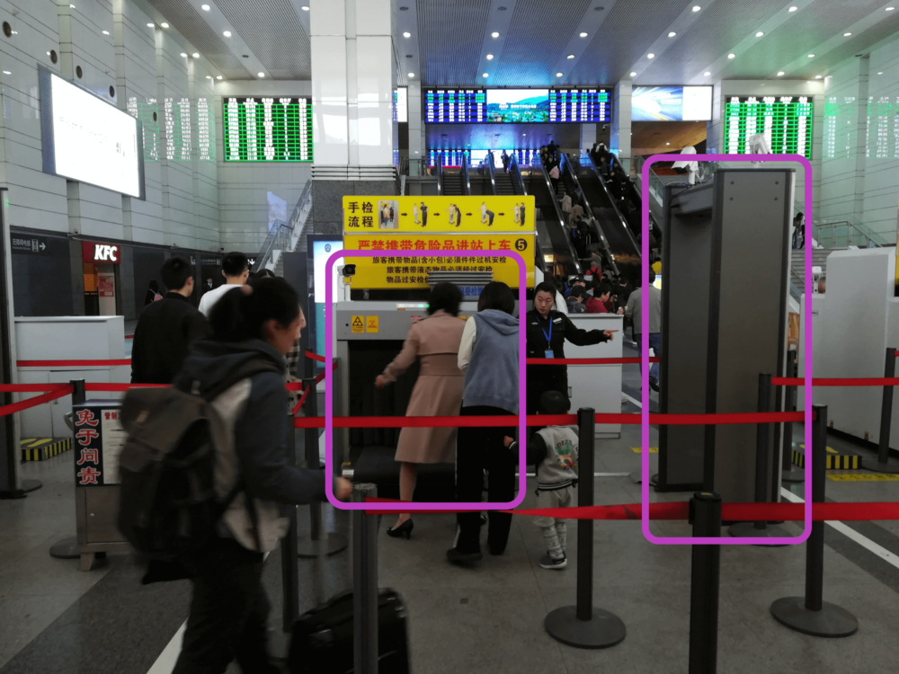 上海駅高速鉄道の手荷物検査の様子を撮影した写真