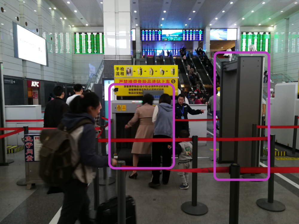 上海駅高速鉄道の手荷物検査の様子を撮影した写真