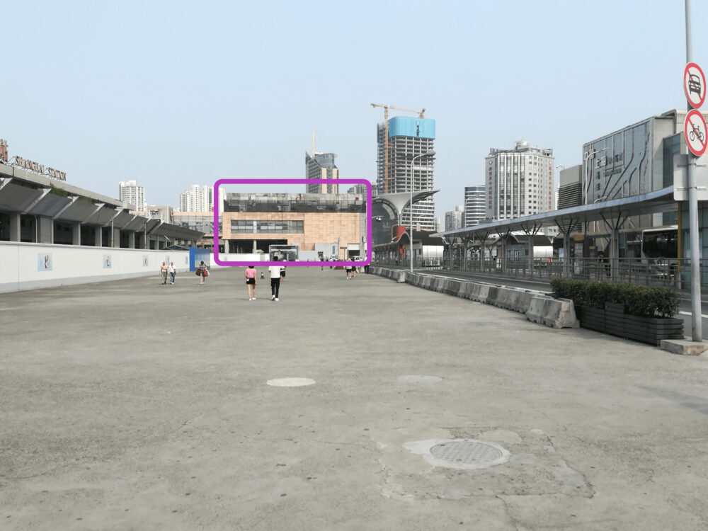 北広場の铁路上海站售票处(切符売り場)の外観を撮影した写真