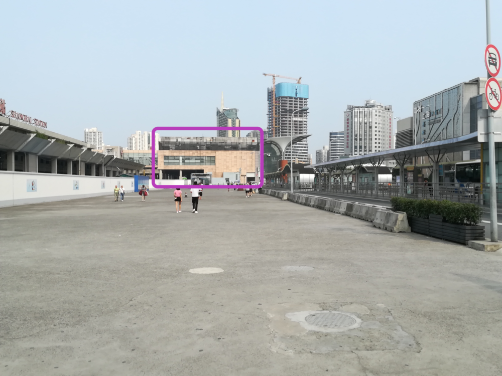 北広場の铁路上海站售票处(切符売り場)の外観を撮影した写真