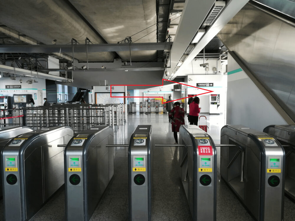 新場駅の改札口の様子の写真