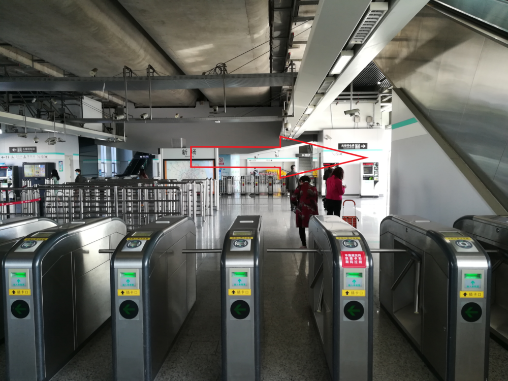 新場駅の改札口の様子の写真