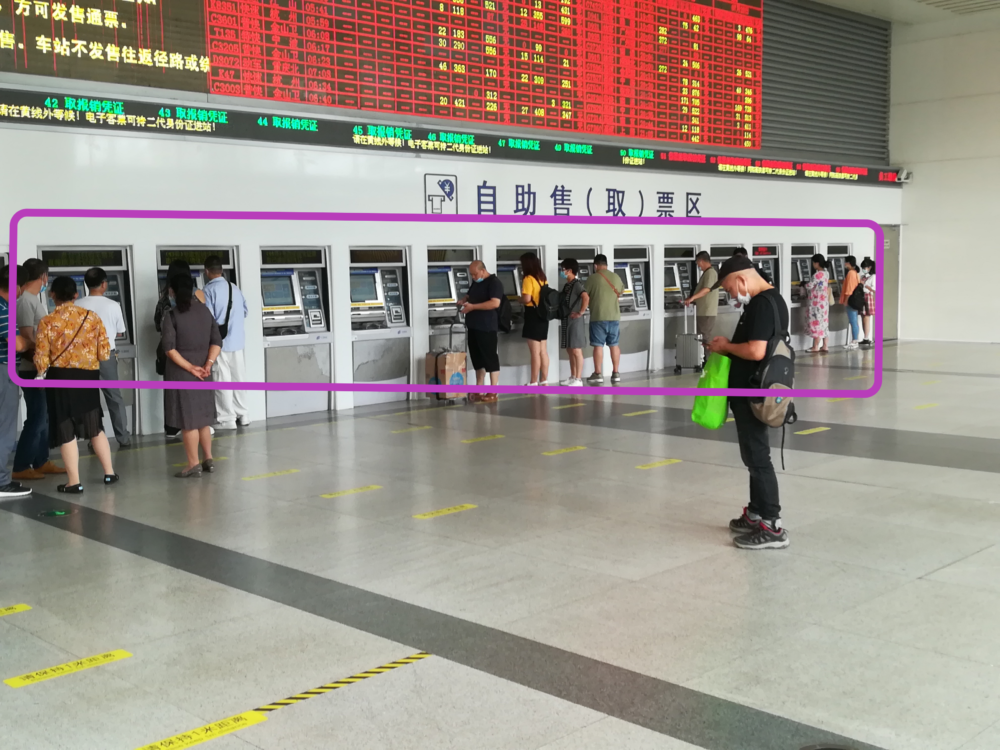 上海駅の自動券売機付近の様子を撮影した写真