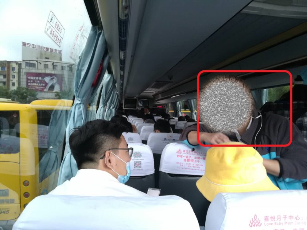 シャトルバス料金10元を回収している様子の写真