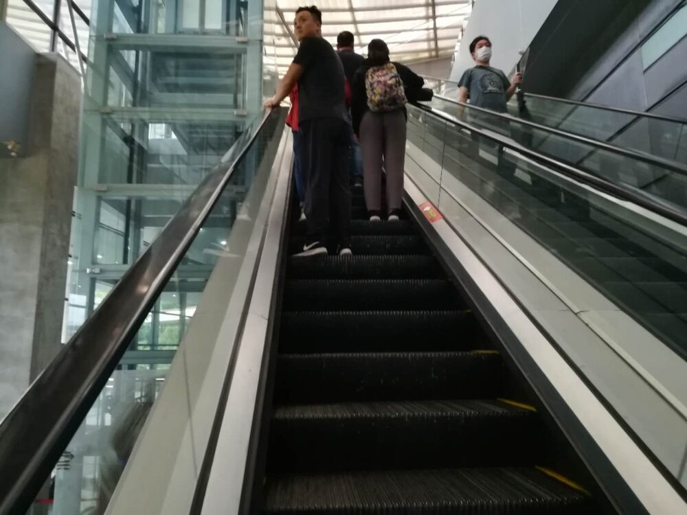 上海南駅でエスカレーターで第二售票处(第二チケットセンター)に向かっている様子の写真