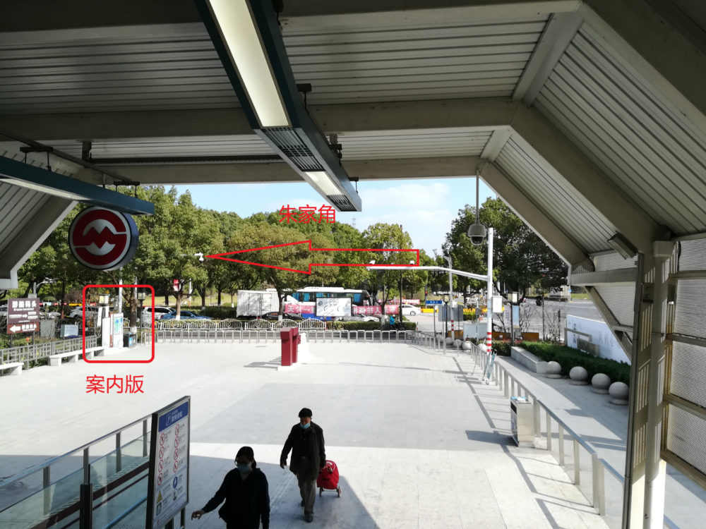 朱家角駅の1番出口の様子の写真