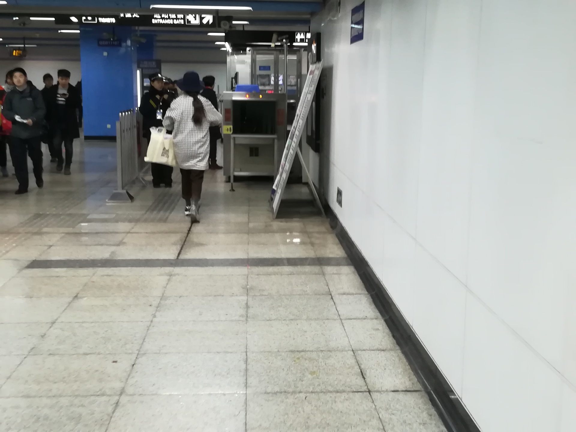 上海地下鉄の手荷物検査をしている様子の写真