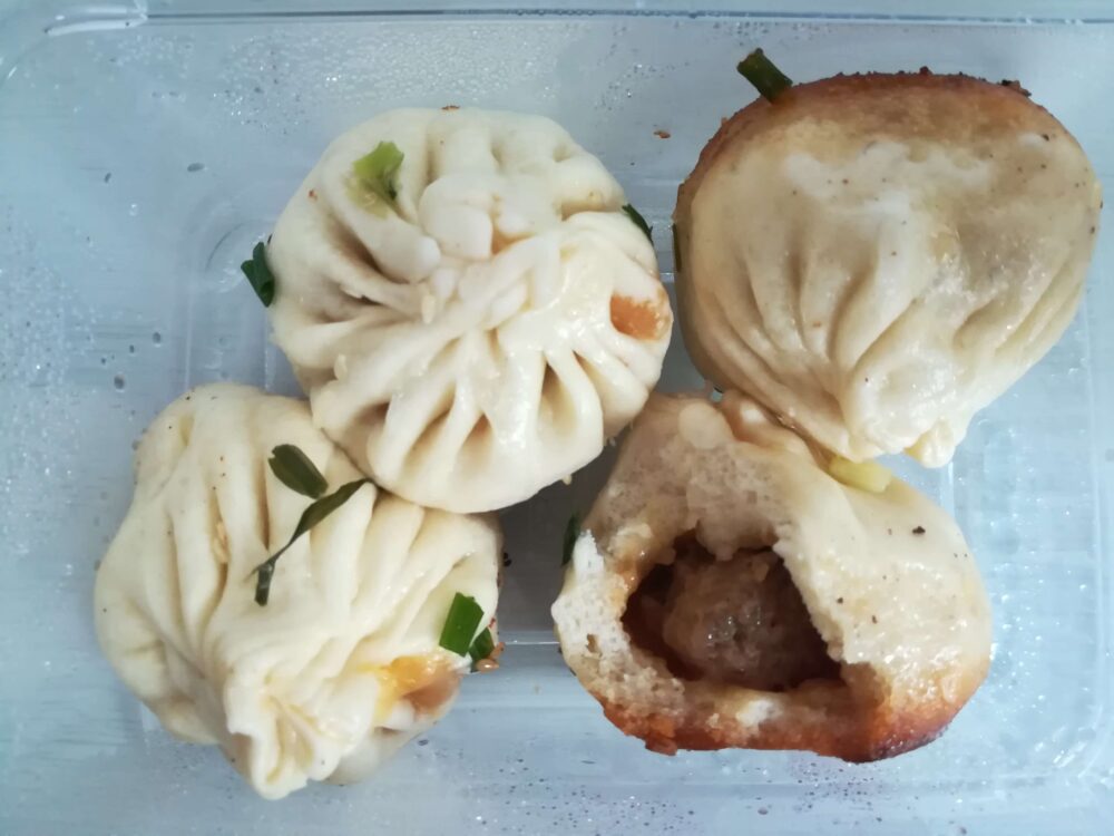 私が購入してお持ち帰りした光明邨大酒家の「蟹粉生煎」の写真