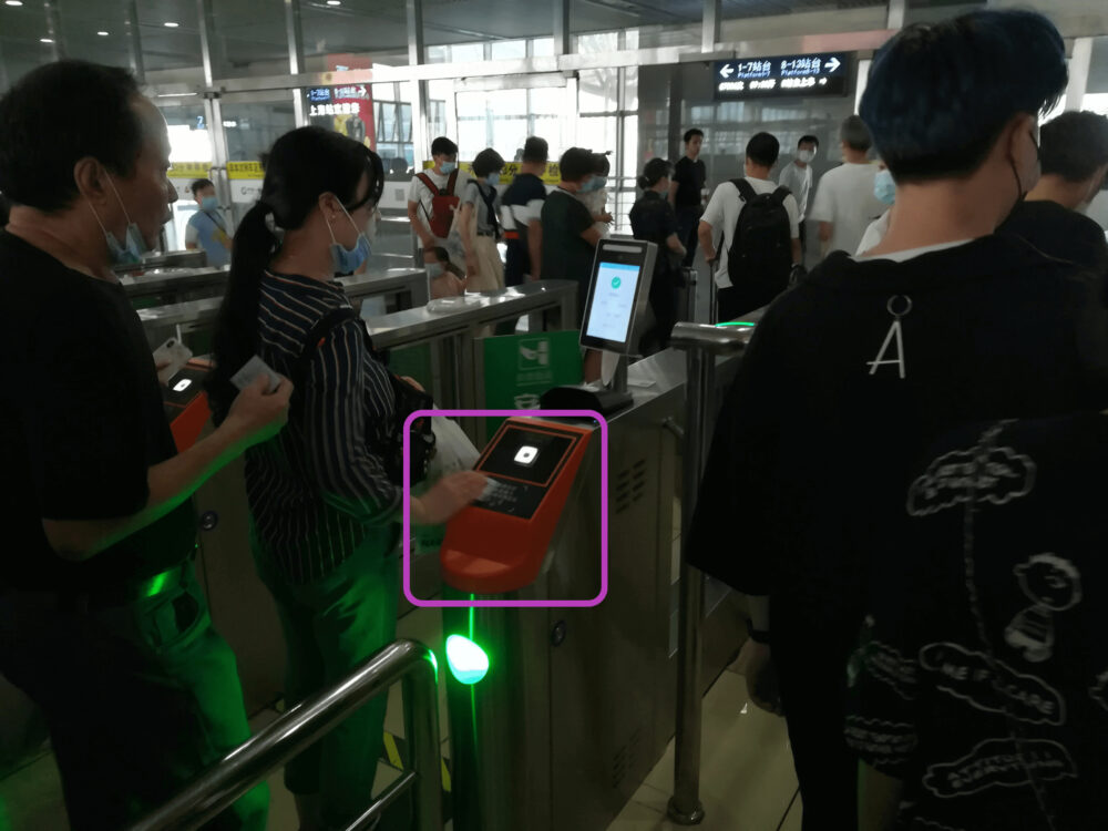 上海駅高速鉄道の中国人専用自動改札口の様子を撮影した写真
