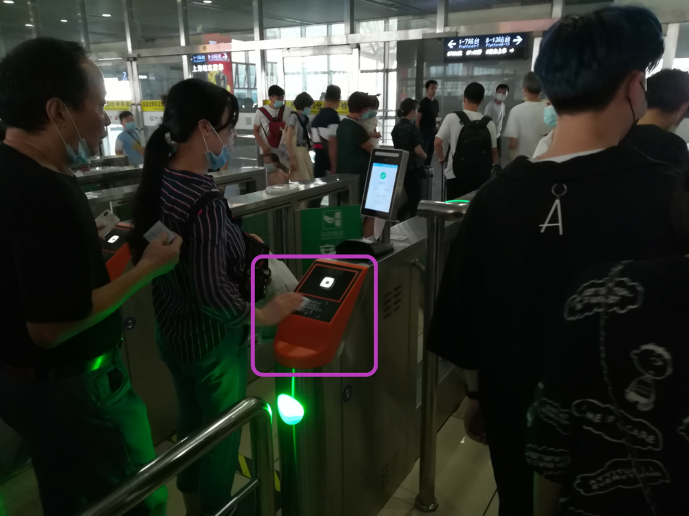 上海駅高速鉄道の中国人専用自動改札口の様子を撮影した写真