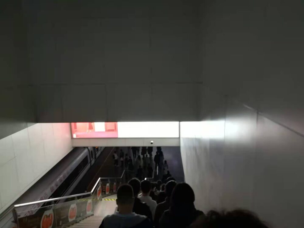 新幹線のホームに向かっているときの様子の写真
