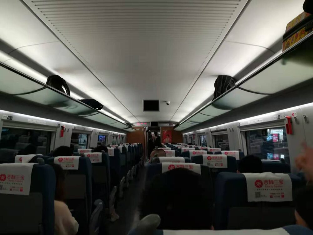 高速鉄道の車内の様子の写真