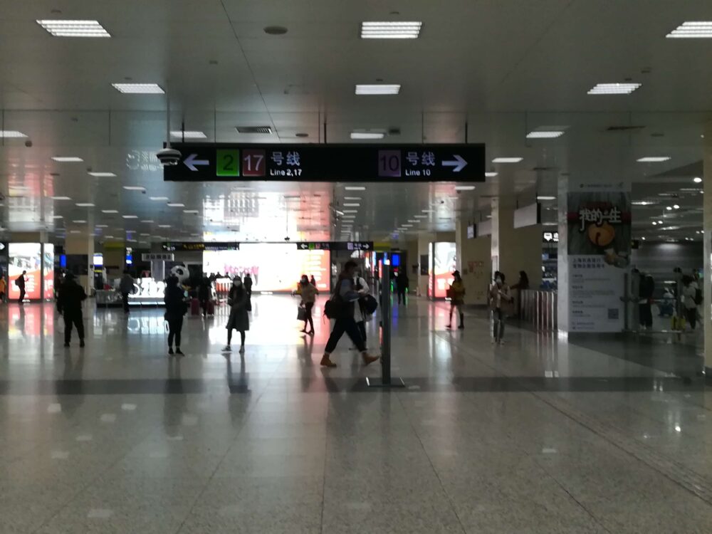 虹橋駅から10号線を利用して虹橋国際空港に向かっている様子の写真