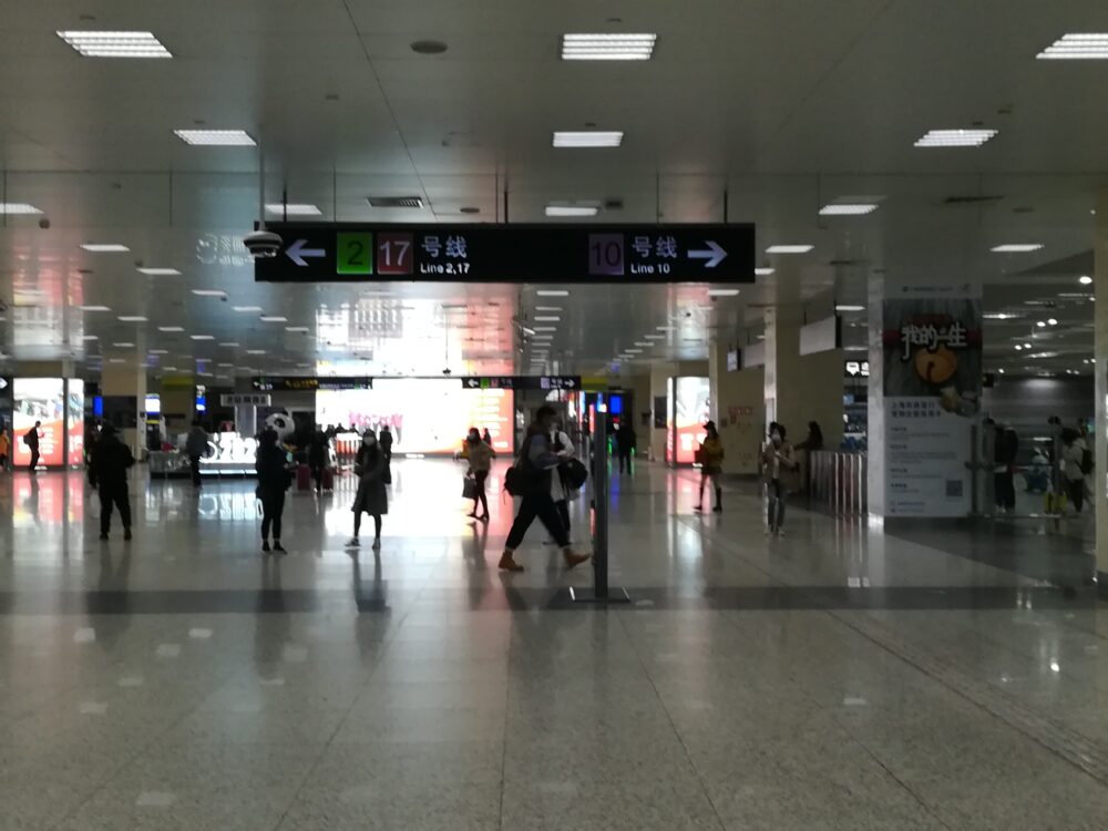 上海地下鉄虹橋駅の構内の様子の写真
