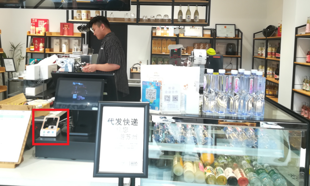 飲食店の支払いで電子決済を利用しているところの写真