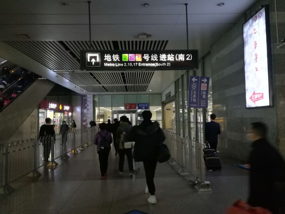 虹橋駅で地下鉄の乗り場に向かっている様子の写真①