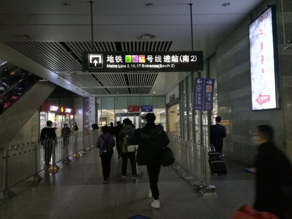 虹橋駅で地下鉄の乗り場に向かっている様子の写真①