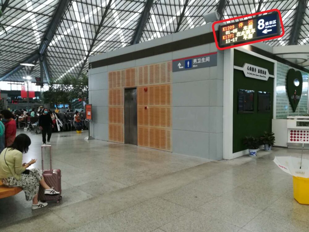 上海南駅の8番待合室の入口の様子の写真