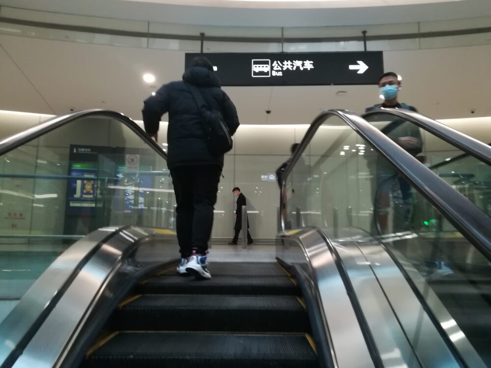 バス乗り場1Fに到着した様子の写真