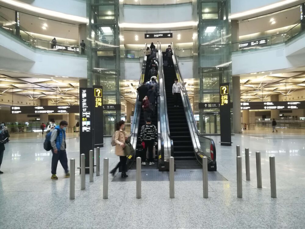 虹橋駅でバス乗り場に向かっている様子の写真④