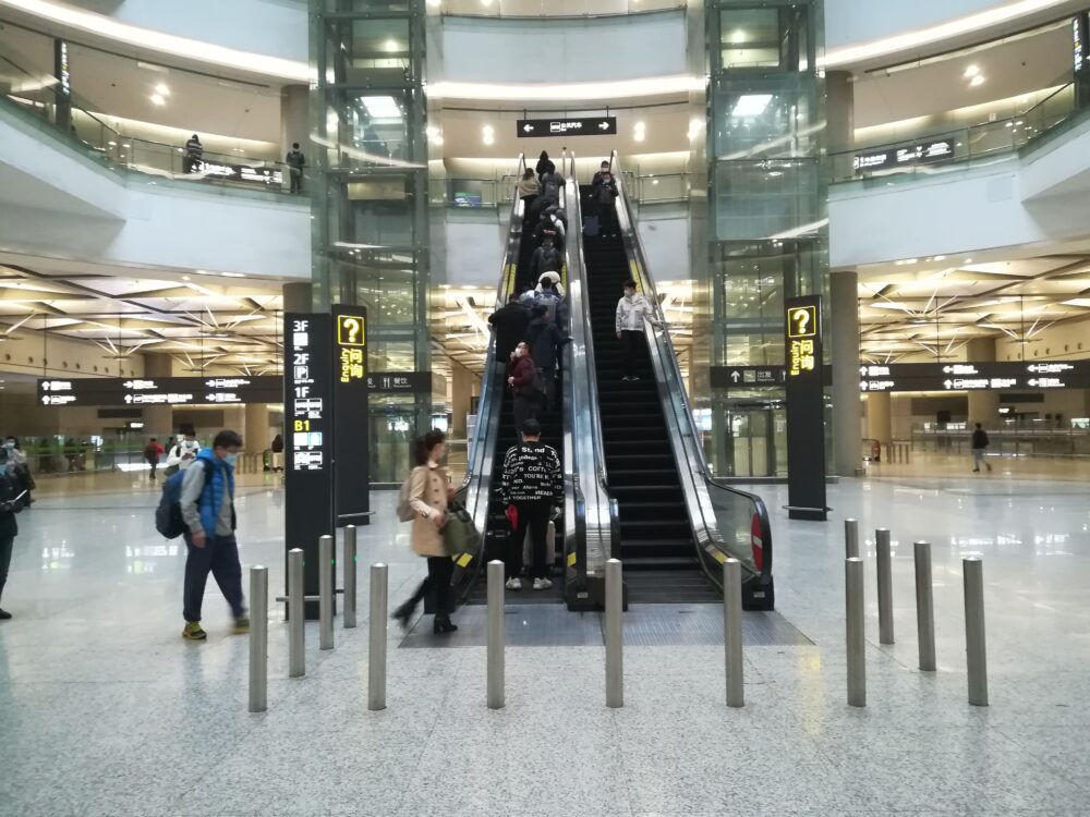 虹橋駅でバス乗り場に向かっている様子の写真④