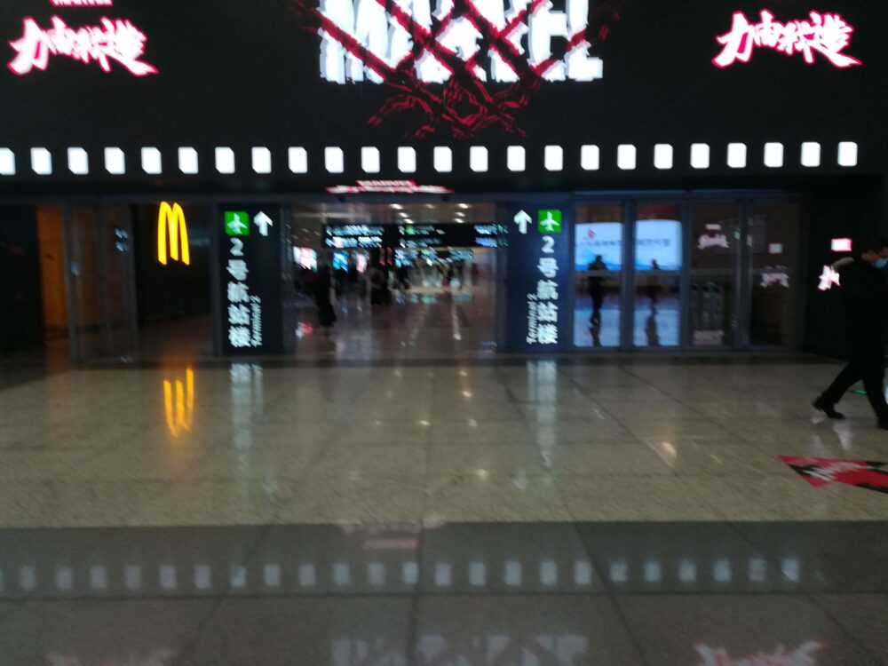 虹橋駅でバス乗り場に向かっている様子の写真③