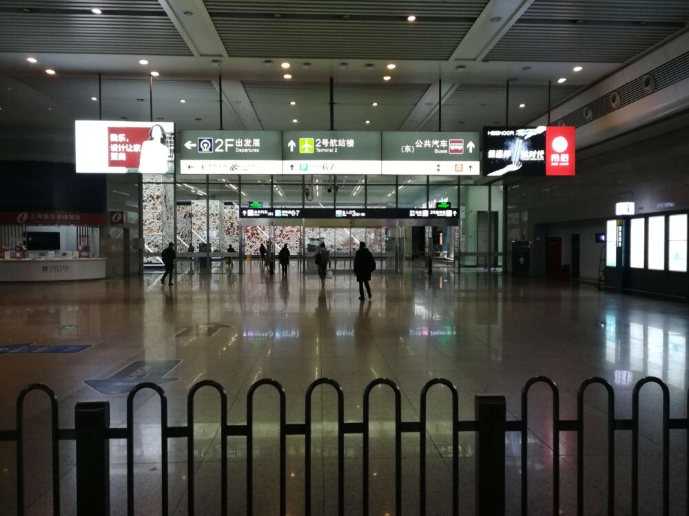 虹橋駅でバス乗り場に向かっている様子の写真②