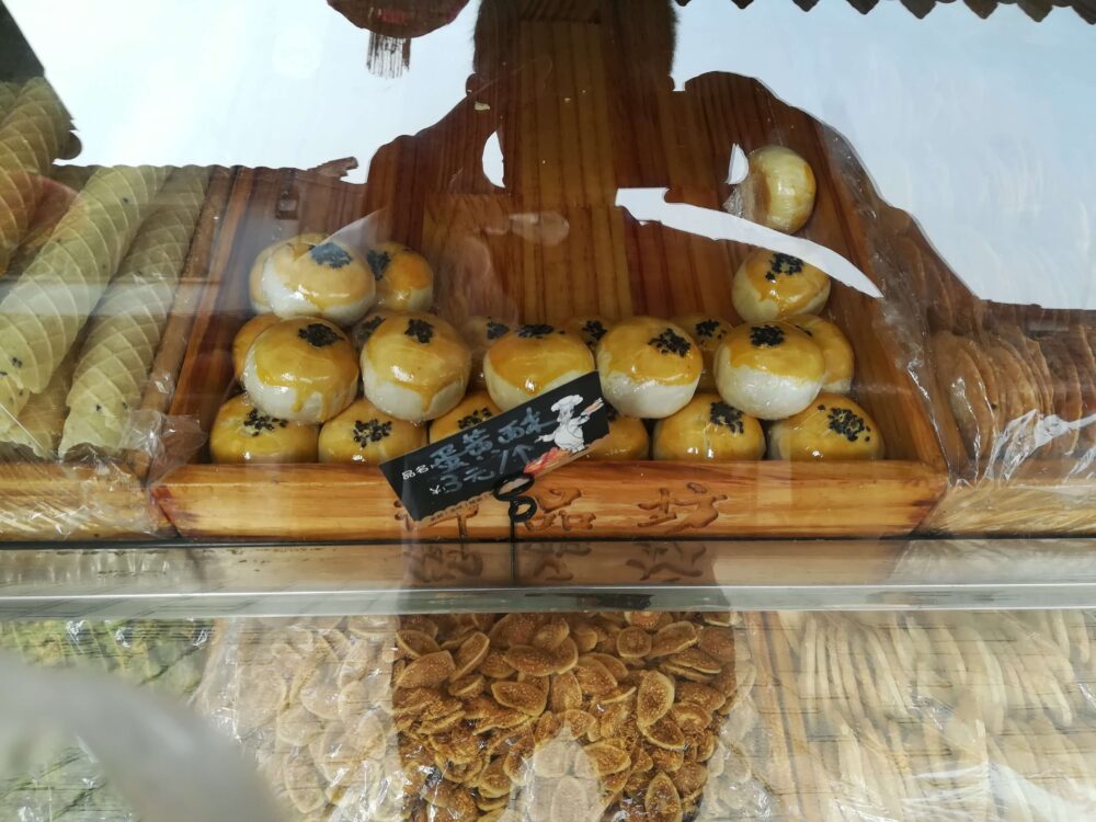 山塘歴史街区の御品坊で商品が陳列されている写真
