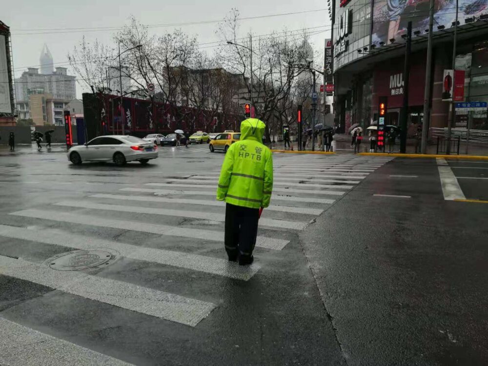 上海市内の交通警察の様子の写真