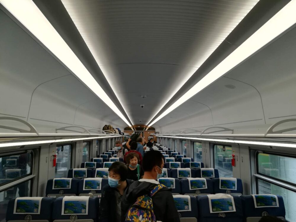 高速鉄道の車内の様子の写真