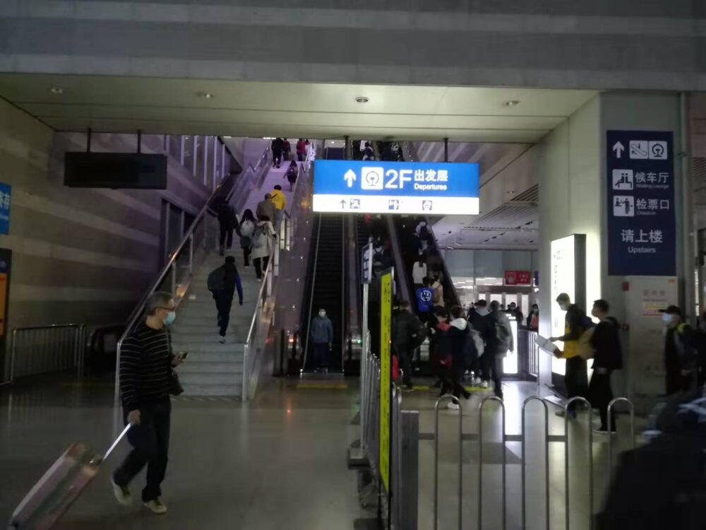 出发层(出発フロアー)に向かうために2Fに向かっているときの様子の写真