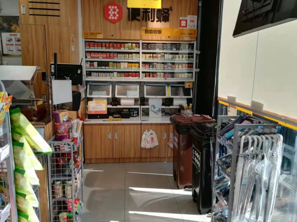 コンビニで電子決済を利用しているところの写真
