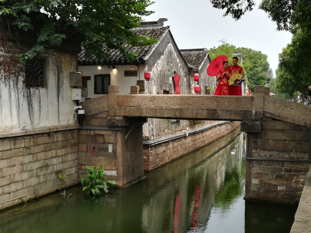 平江歴史街区で記念撮影をしている写真