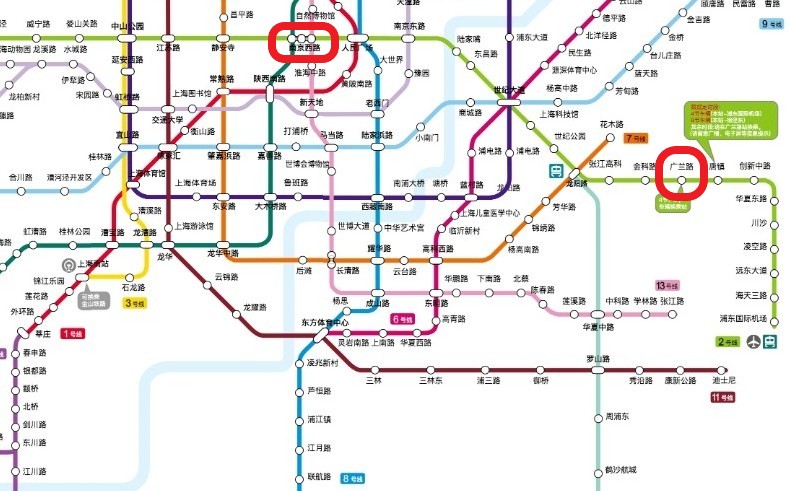 上海地下鉄で南京西路駅と広欄路駅の位置を路線図で確認している写真
