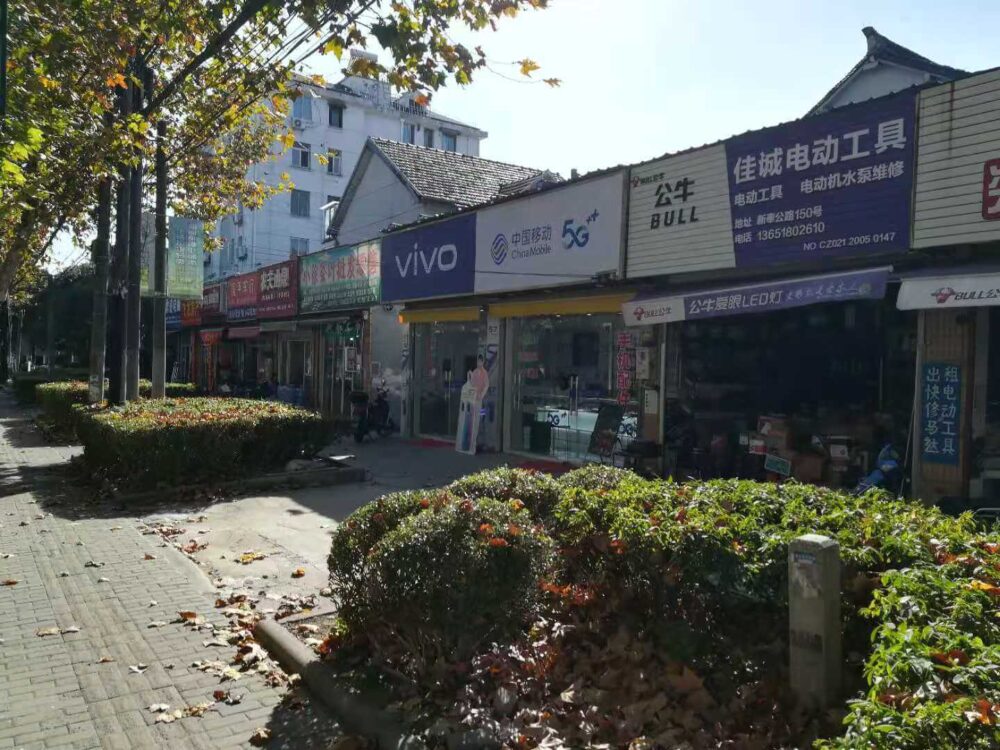 新秦公路牌楼东路駅の様子の写真