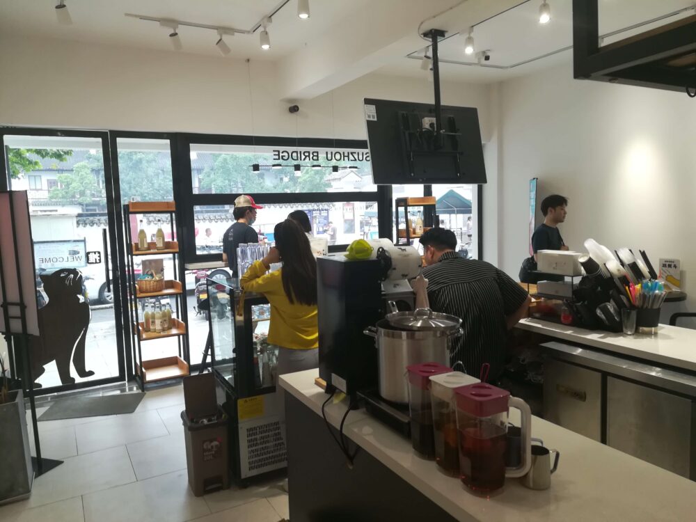 獅子林入口前の苏州桥江南米饮店入口前の苏州桥江南米饮店の店内の写真