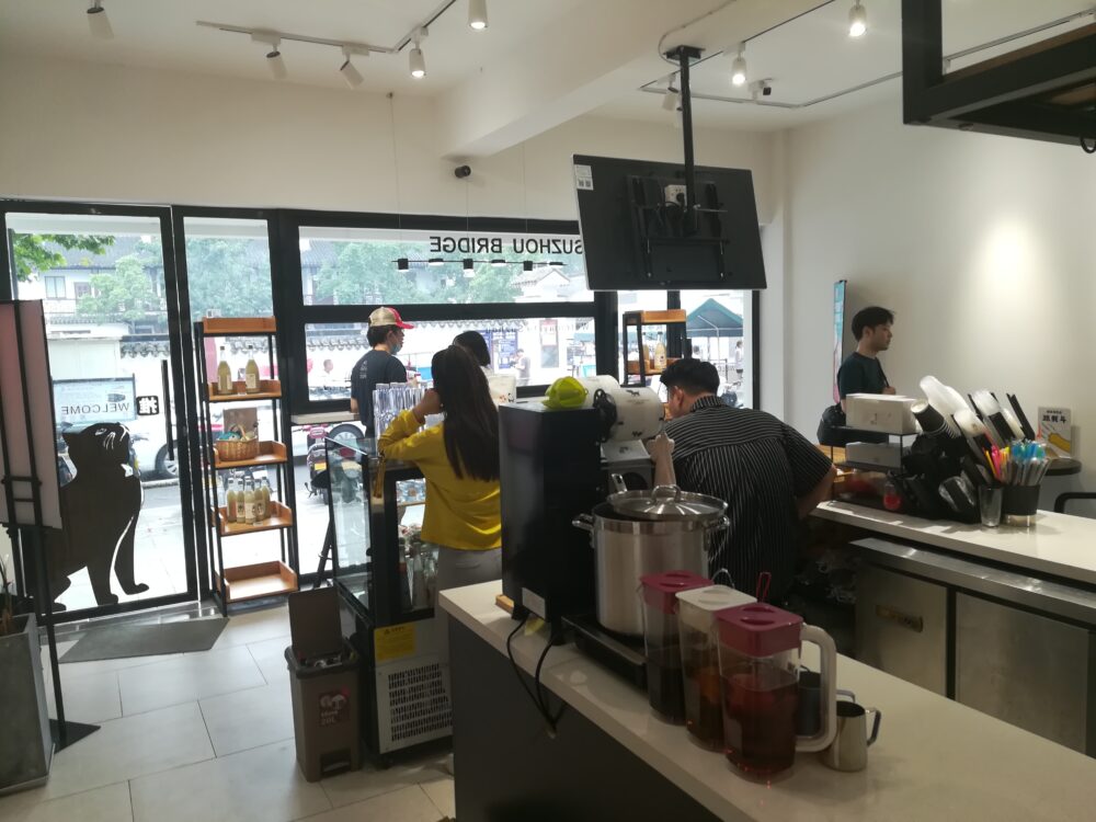 獅子林入口前の苏州桥江南米饮店入口前の苏州桥江南米饮店の店内の様子