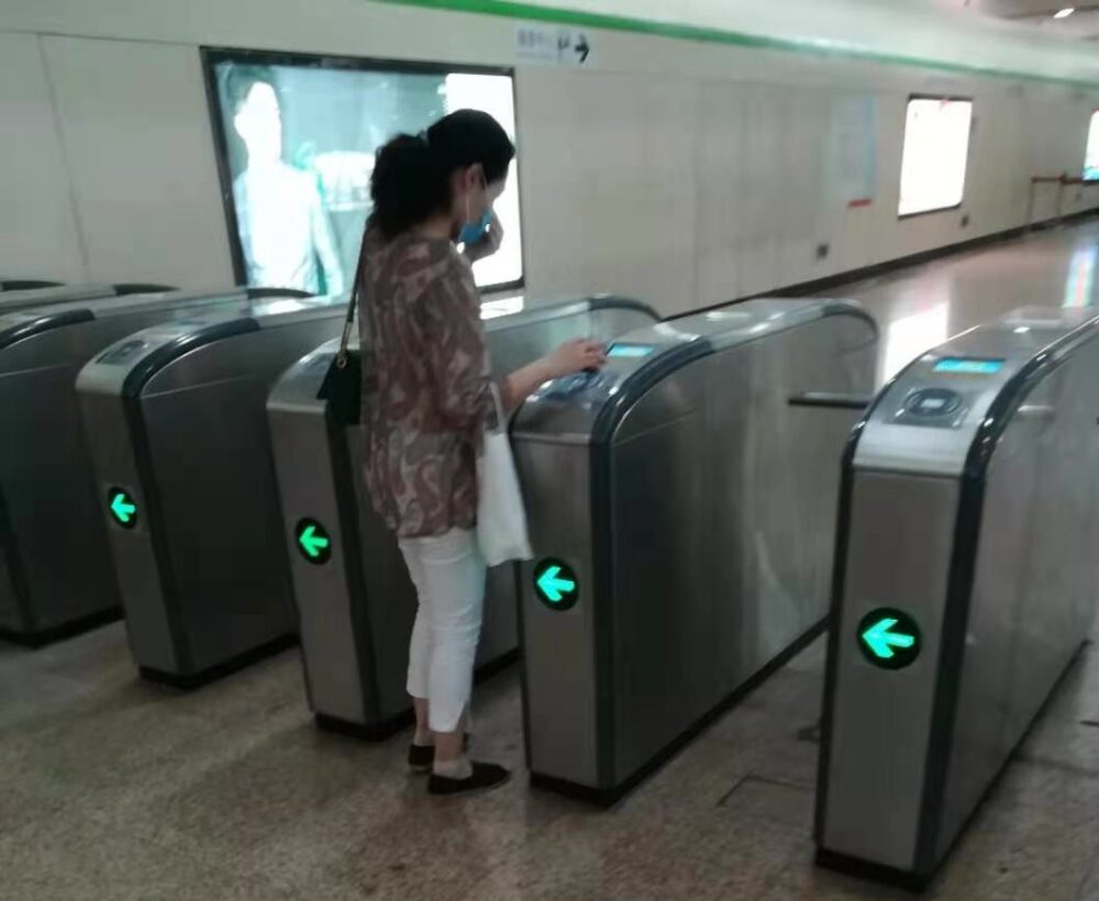 地下鉄で電子決済を利用しているところ写真