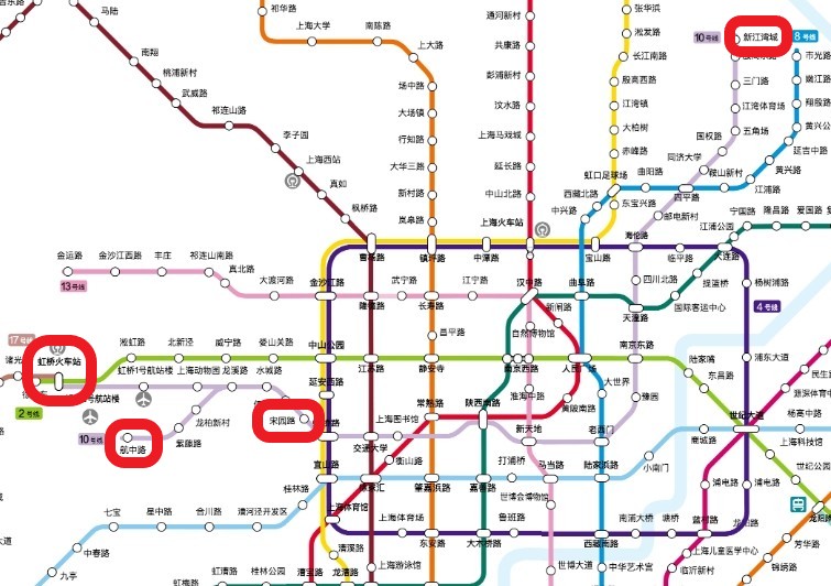 上海地下鉄10号線の終着駅を確認している路線図の写真