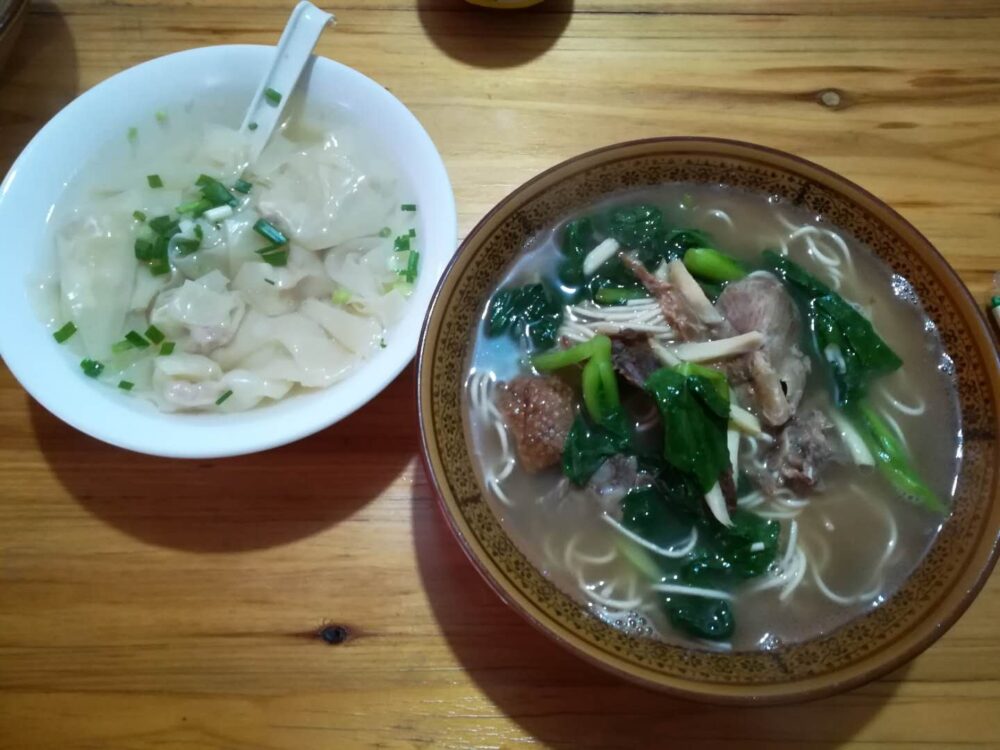 アヒル肉ラーメンとワンタンの写真