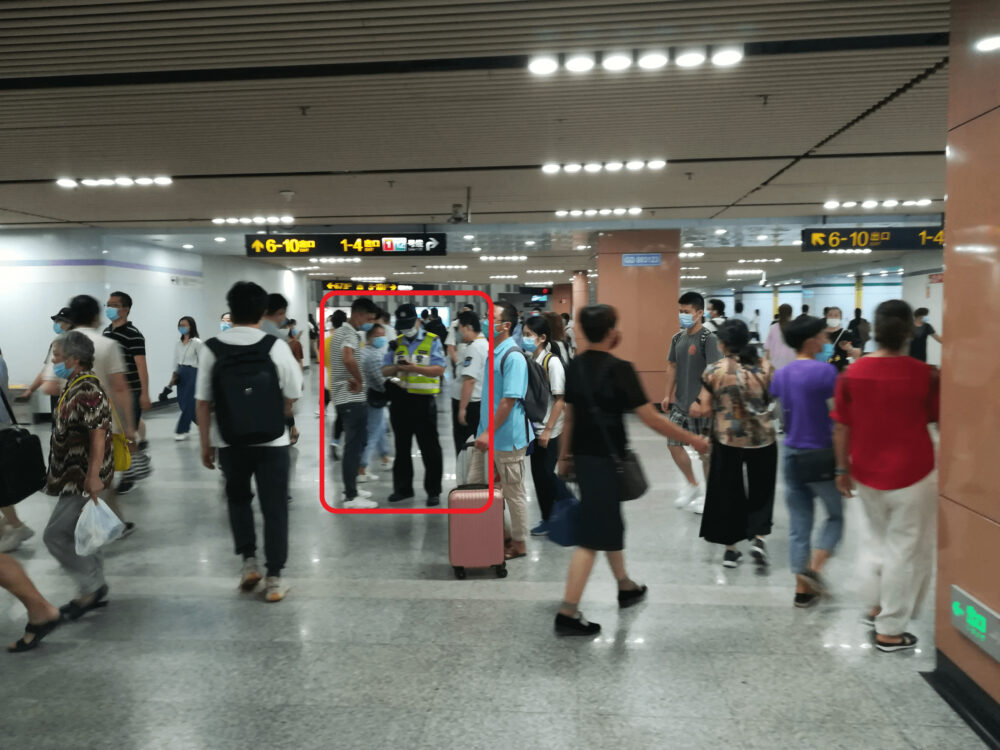 上海地下鉄の構内で身分証明書の確認をしている様子の写真