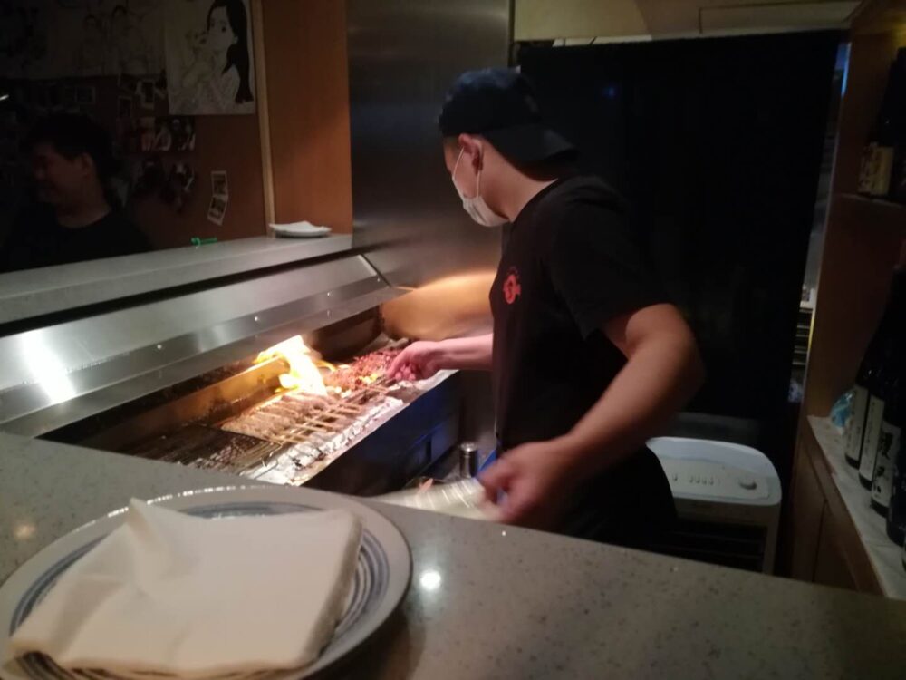 焼き鳥を焼いているところの写真