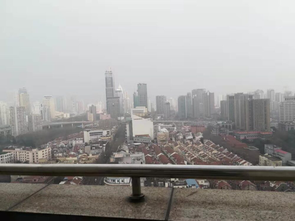 PM2.5の影響で視界が悪い様子の写真
