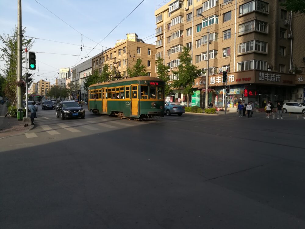 市内を走る路面電車の写真