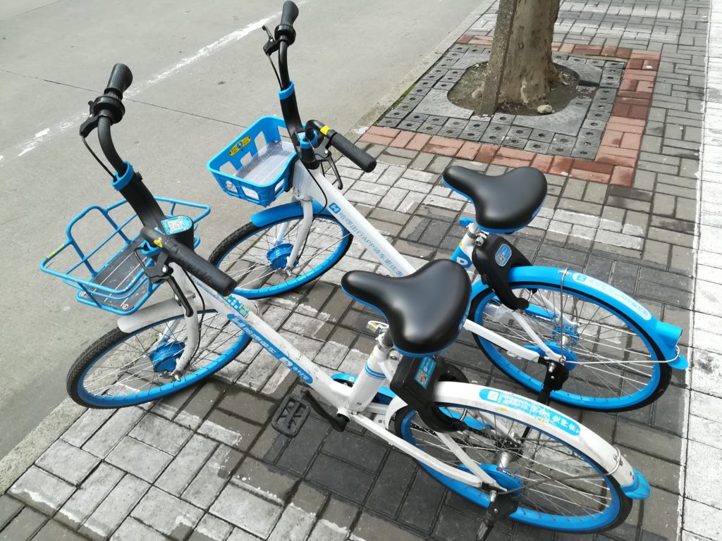 中国のシェアサイクルの自転車にQRコードが設置されている写真