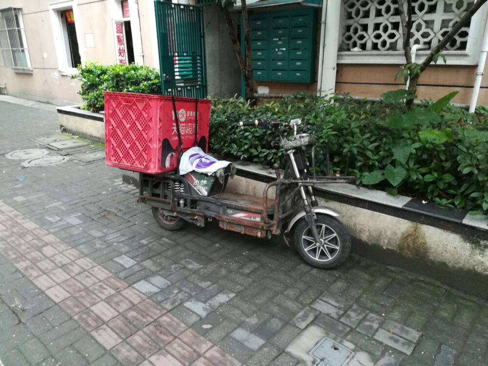 中国のバイク便の様子の写真
