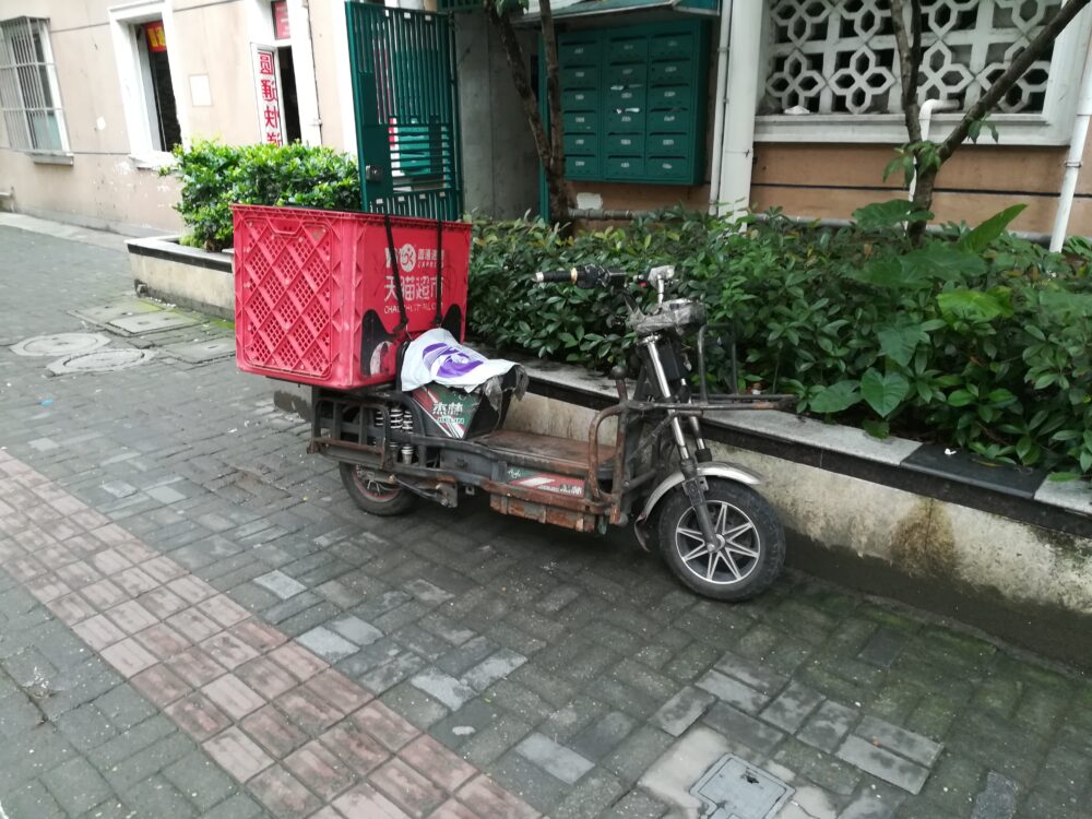 中国のバイク便の様子の写真